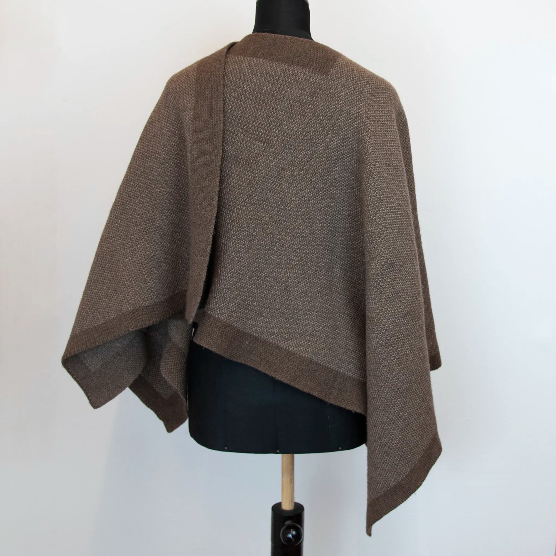 Mantellina aperta marrone in misto cashmere Made in Italy, versatile e confortevole, con due diverse vestibilità per adattarsi a ogni stile e occasione.