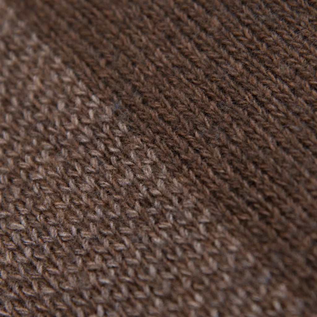 Dettaglio e texture tessuto della mantellina aperta marrone in misto cashmere Made in Italy, versatile e confortevole, con due diverse vestibilità per adattarsi a ogni stile e occasione.