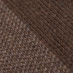 Dettaglio e texture tessuto della mantellina aperta marrone in misto cashmere Made in Italy, versatile e confortevole, con due diverse vestibilità per adattarsi a ogni stile e occasione.