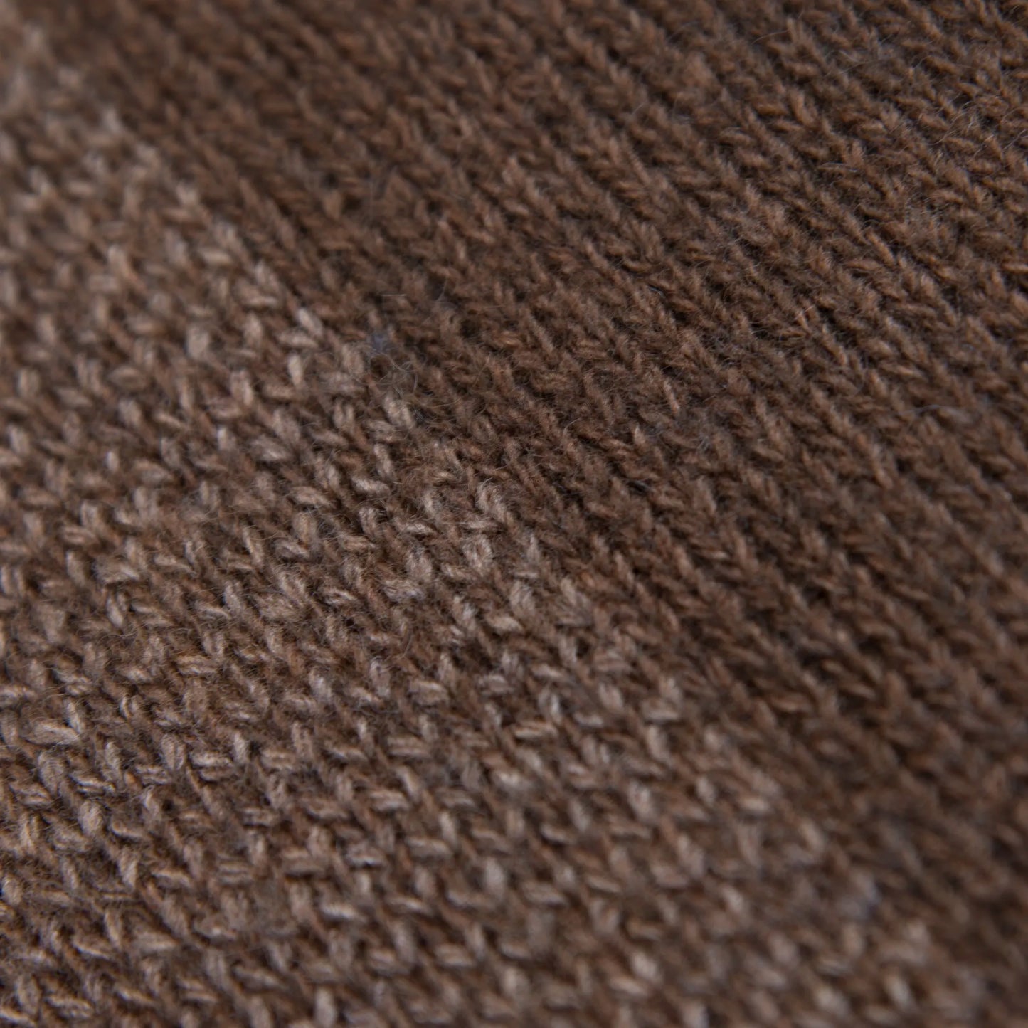 Dettaglio e texture tessuto della mantellina aperta marrone in misto cashmere Made in Italy, versatile e confortevole, con due diverse vestibilità per adattarsi a ogni stile e occasione.