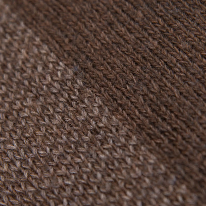 Dettaglio e texture tessuto della mantellina aperta marrone in misto cashmere Made in Italy, versatile e confortevole, con due diverse vestibilità per adattarsi a ogni stile e occasione.