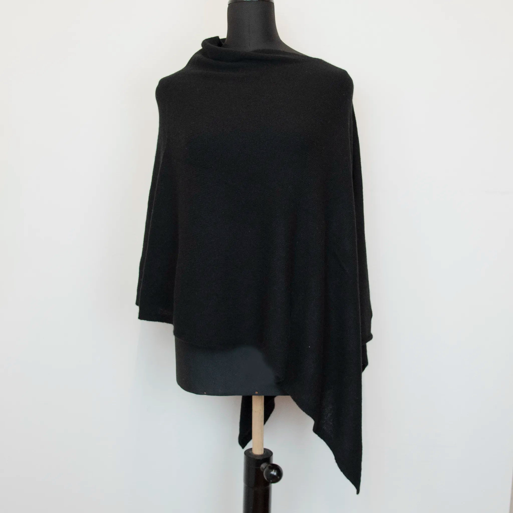 Mantellina in 100% cashmere nera, Made in Italy, praticità e comfort con tre diverse vestibilità per ogni esigenza.