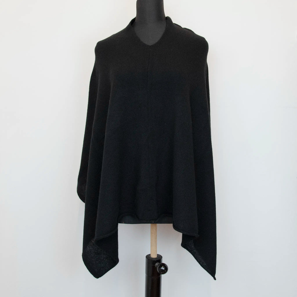 Mantellina in 100% cashmere grigia, Made in Italy, praticità e comfort con tre diverse vestibilità per ogni esigenza.