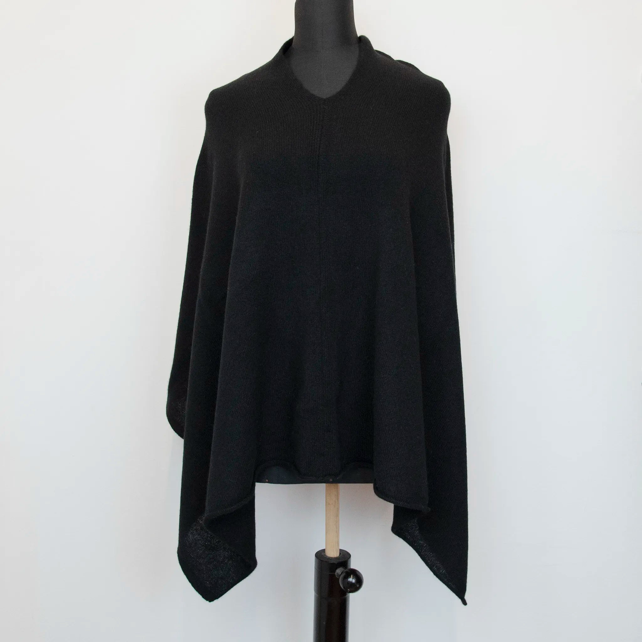 Mantellina in 100% cashmere grigia, Made in Italy, praticità e comfort con tre diverse vestibilità per ogni esigenza.