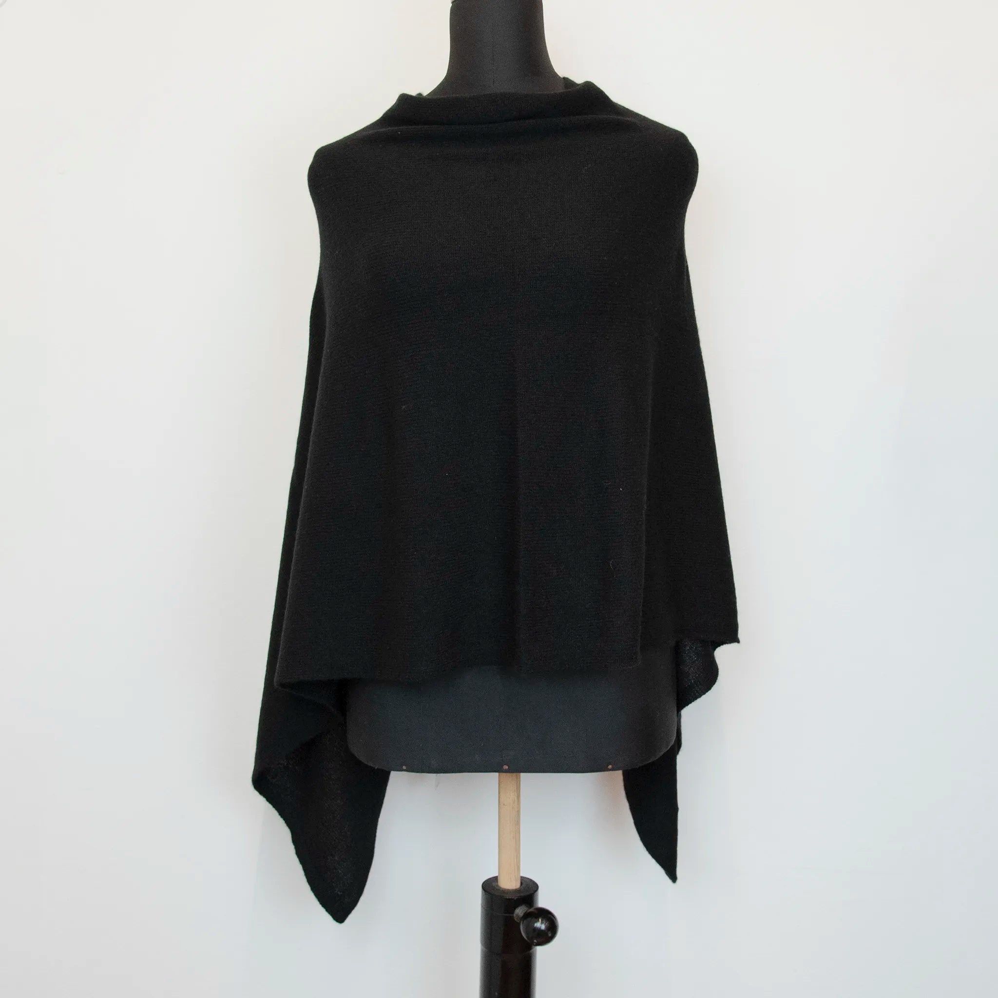 Mantellina in 100% cashmere grigia, Made in Italy, praticità e comfort con tre diverse vestibilità per ogni esigenza.