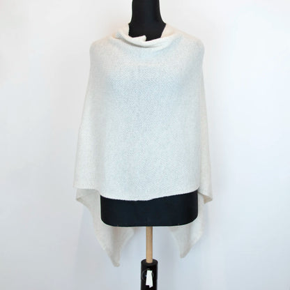 Mantellina in 100% cashmere panna, Made in Italy, pratica e confortevole, con tre diverse vestibilità per adattarsi a ogni occasione.