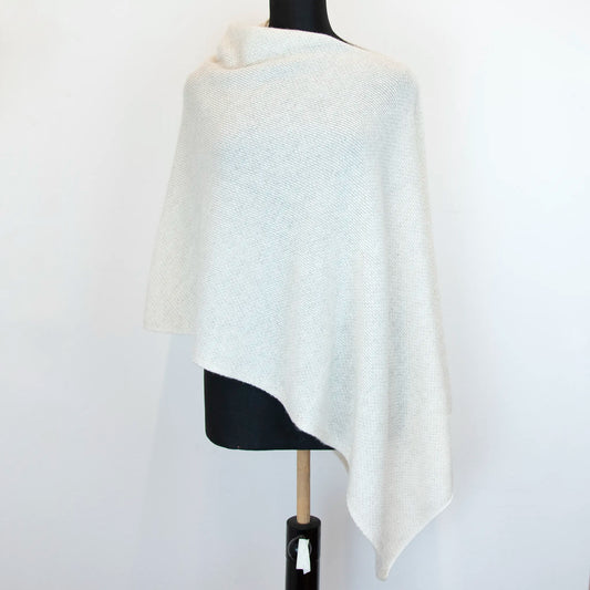 Mantellina in 100% cashmere panna, Made in Italy, pratica e confortevole, con tre diverse vestibilità per adattarsi a ogni occasione.