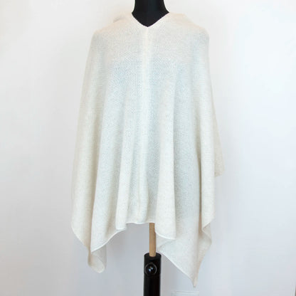 Mantellina in 100% cashmere panna, Made in Italy, pratica e confortevole, con tre diverse vestibilità per adattarsi a ogni occasione.