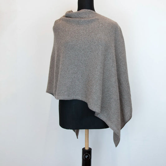 Mantellina in 100% cashmere marrone e beige, Made in Italy, pratica e confortevole, con tre diverse vestibilità per adattarsi a ogni occasione.
