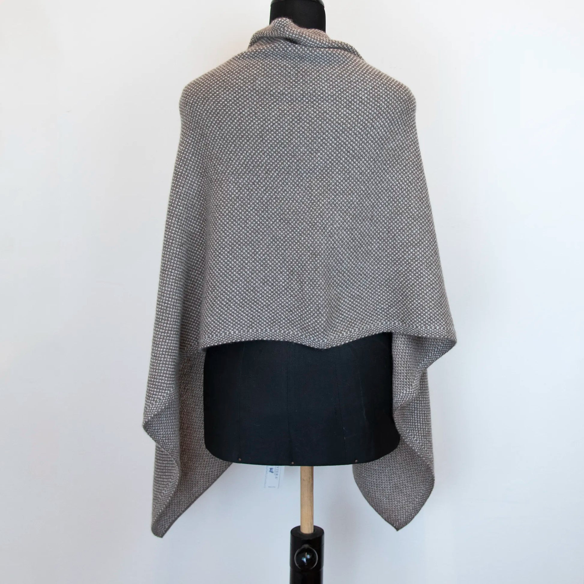 Mantellina in 100% cashmere marrone e beige, Made in Italy, pratica e confortevole, con tre diverse vestibilità per adattarsi a ogni occasione.