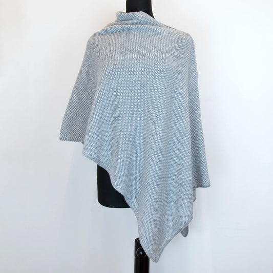 Mantellina in 100% cashmere grigia, Made in Italy, pratica e confortevole, con tre diverse vestibilità per adattarsi a ogni occasione.