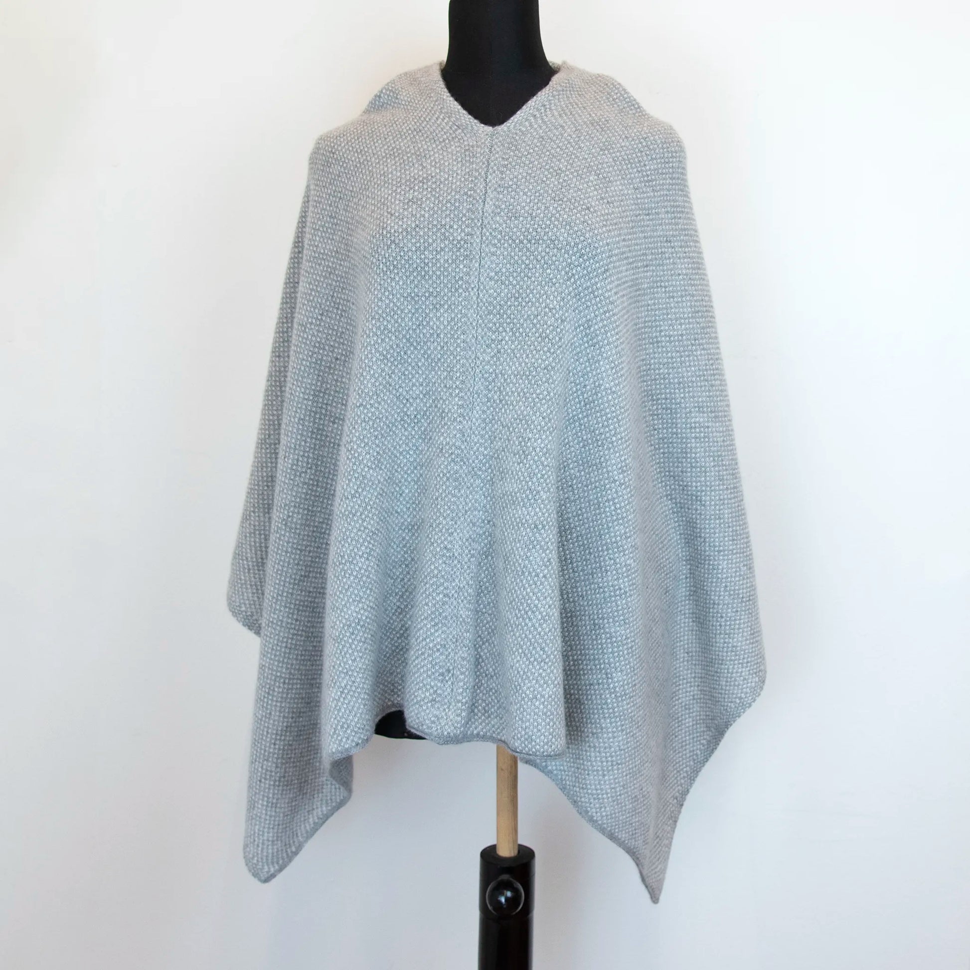 Mantellina in 100% cashmere grigia, Made in Italy, pratica e confortevole, con tre diverse vestibilità per adattarsi a ogni occasione.