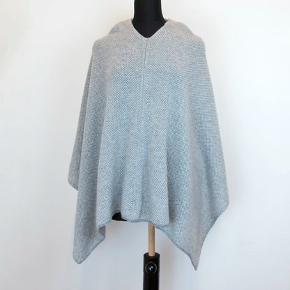 Mantellina in 100% cashmere grigia, Made in Italy, pratica e confortevole, con tre diverse vestibilità per adattarsi a ogni occasione.