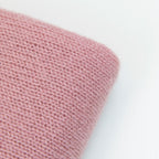 Dettaglio e texture tessuto della Mantellina in 100% cashmere rosa, Made in Italy, praticità e comfort con tre diverse vestibilità per ogni esigenza.