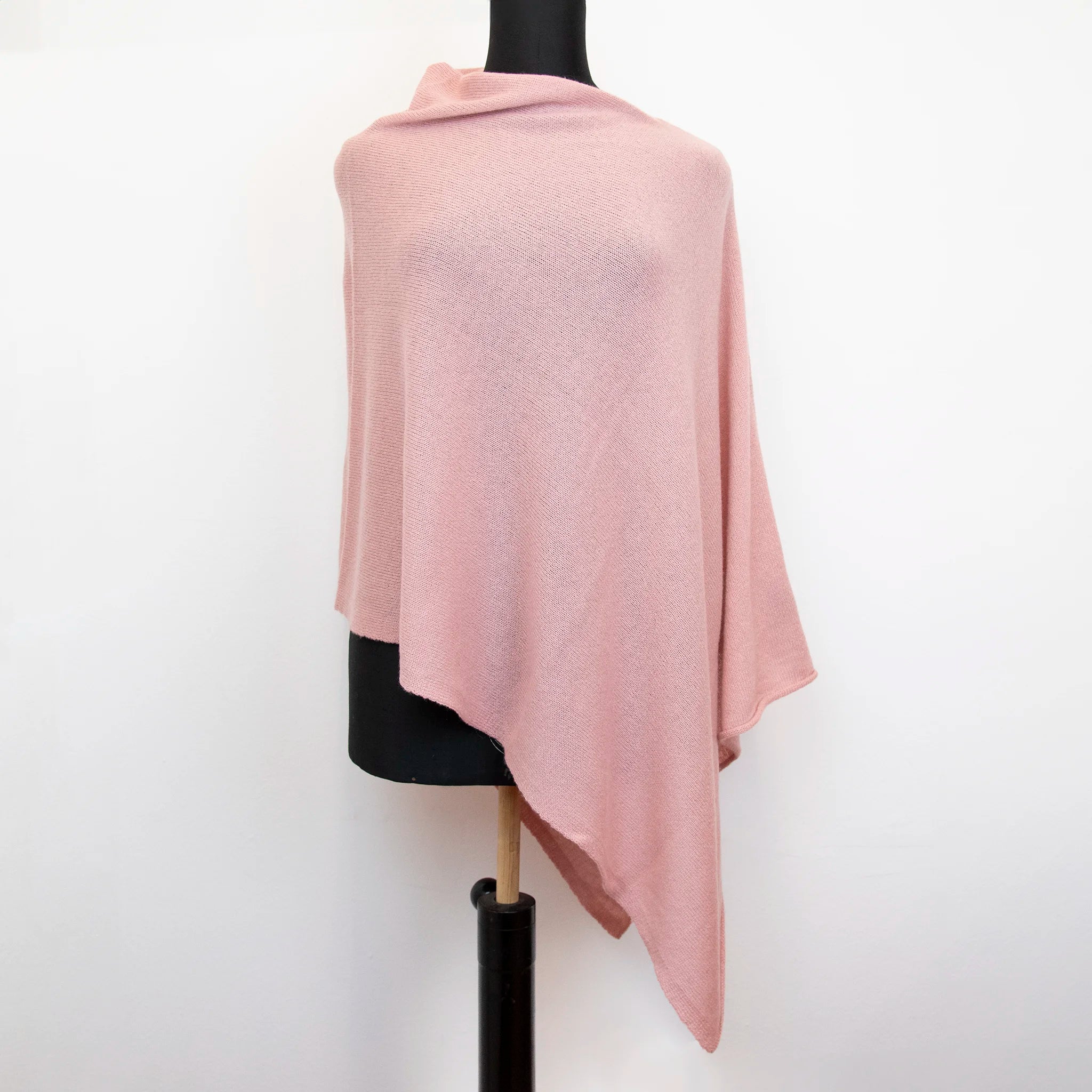 Mantellina in 100% cashmere rosa, Made in Italy, praticità e comfort con tre diverse vestibilità per ogni esigenza.
