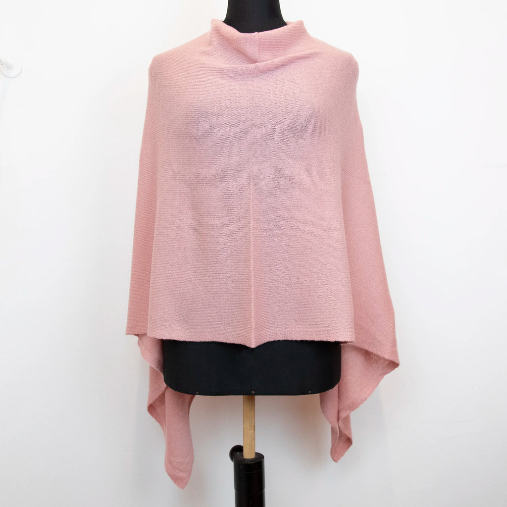 Mantellina in 100% cashmere rosa, Made in Italy, praticità e comfort con tre diverse vestibilità per ogni esigenza.