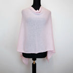 Mantellina in 100% cashmere rosa, Made in Italy, praticità e comfort con tre diverse vestibilità per ogni esigenza.