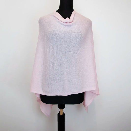 Mantellina in 100% cashmere rosa, Made in Italy, praticità e comfort con tre diverse vestibilità per ogni esigenza.