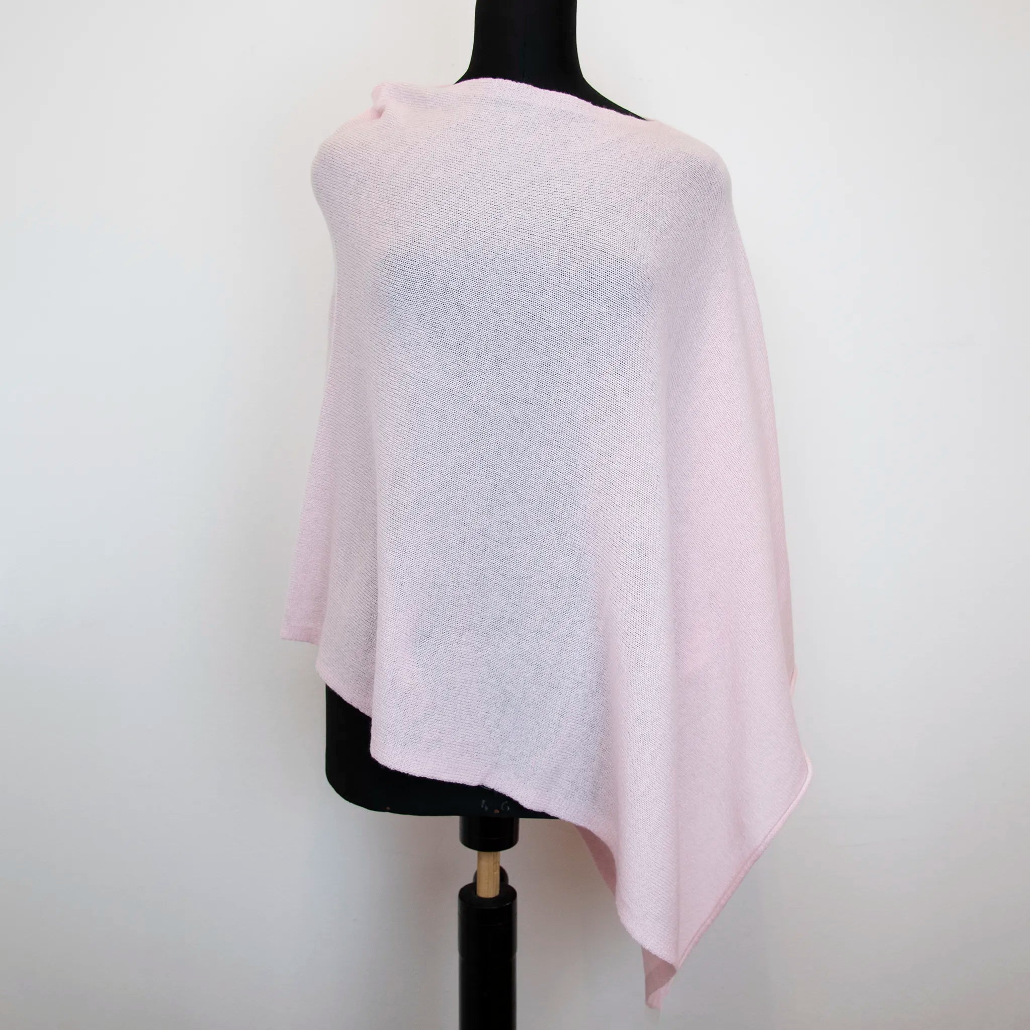 Mantellina in 100% cashmere rosa, Made in Italy, praticità e comfort con tre diverse vestibilità per ogni esigenza.
