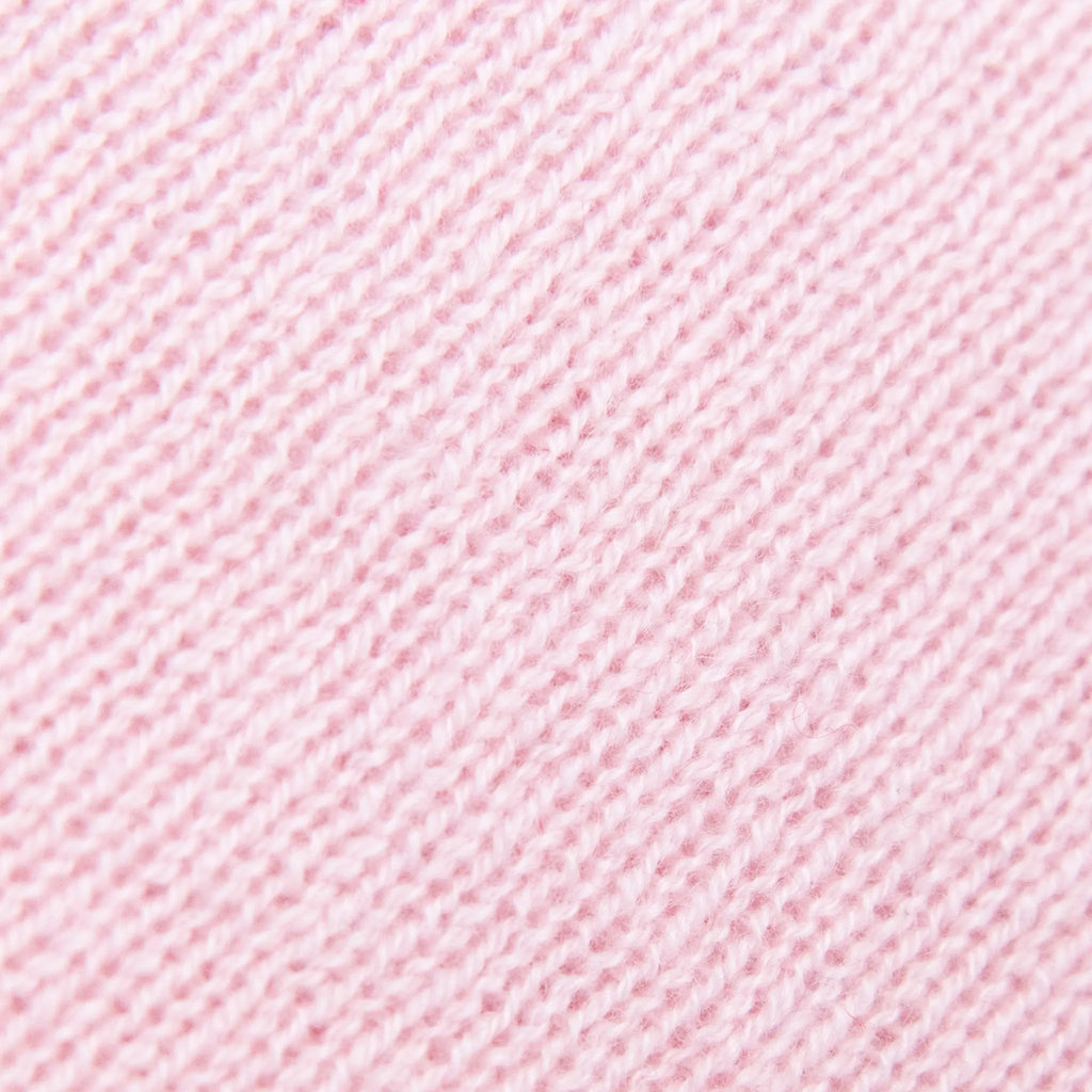 Dettagli e texture tessuto della mantellina in 100% cashmere rosa, Made in Italy, praticità e comfort con tre diverse vestibilità per ogni esigenza.