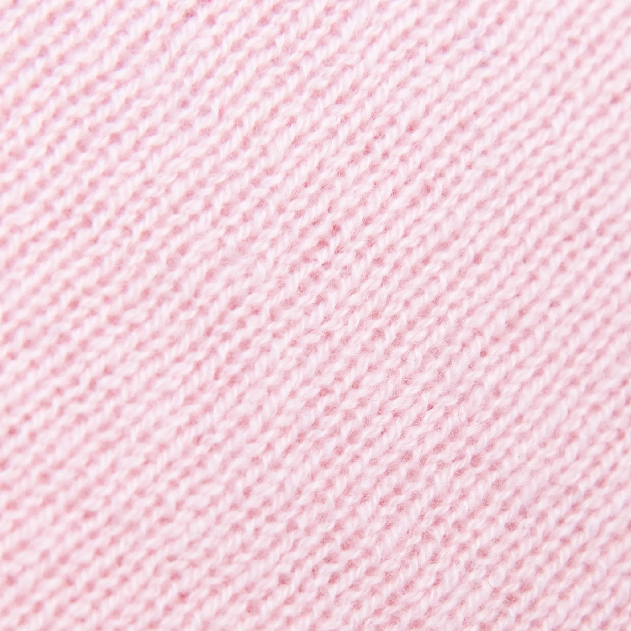 Dettagli e texture tessuto della mantellina in 100% cashmere rosa, Made in Italy, praticità e comfort con tre diverse vestibilità per ogni esigenza.