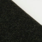 Dettaglio e texture tessuto della mantellina in 100% cashmere verde, Made in Italy, pratica e confortevole, con tre diverse vestibilità per adattarsi a ogni occasione.