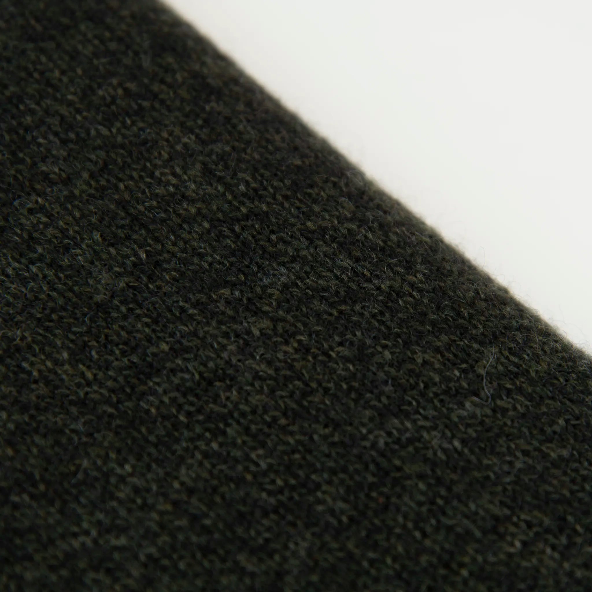 Dettaglio e texture tessuto della mantellina in 100% cashmere verde, Made in Italy, pratica e confortevole, con tre diverse vestibilità per adattarsi a ogni occasione.