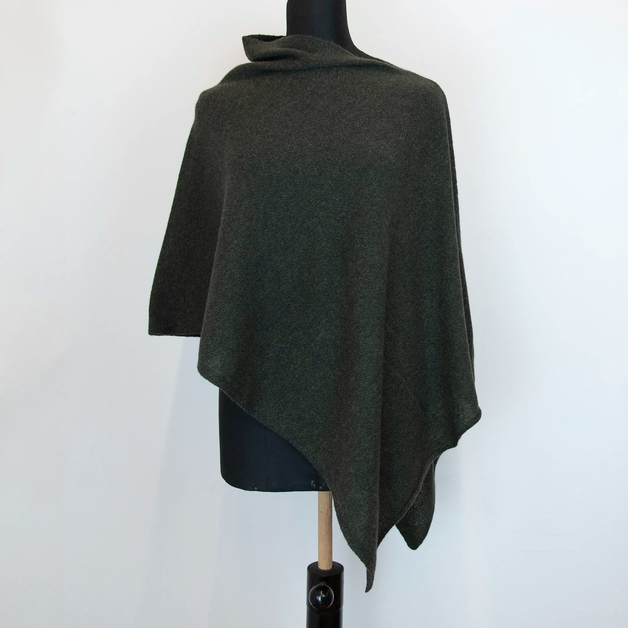 Mantellina in 100% cashmere verde, Made in Italy, pratica e confortevole, con tre diverse vestibilità per adattarsi a ogni occasione.
