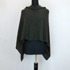 Mantellina in 100% cashmere verde, Made in Italy, pratica e confortevole, con tre diverse vestibilità per adattarsi a ogni occasione.
