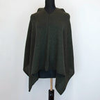 Mantellina in 100% cashmere verde, Made in Italy, pratica e confortevole, con tre diverse vestibilità per adattarsi a ogni occasione.