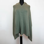Mantellina in 100% cashmere verde, Made in Italy, praticità e comfort con tre diverse vestibilità per ogni esigenza.