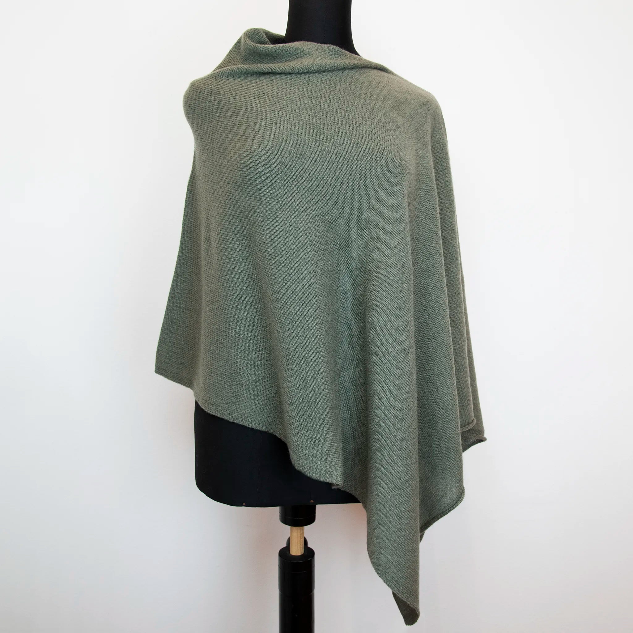 Mantellina in 100% cashmere verde, Made in Italy, praticità e comfort con tre diverse vestibilità per ogni esigenza.