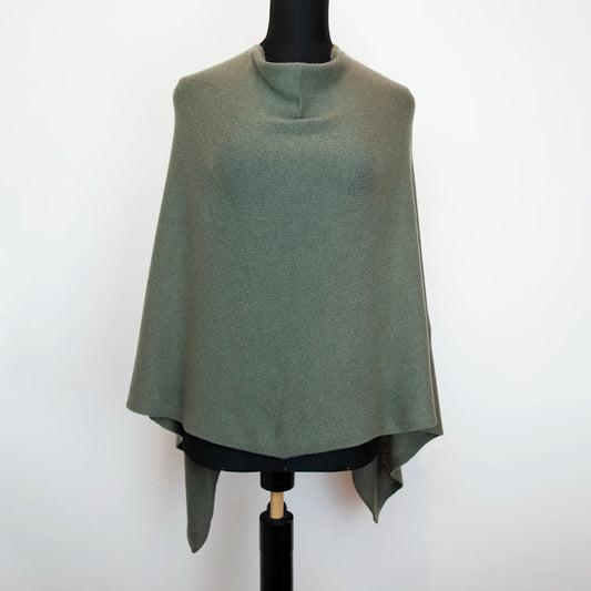 Mantellina in 100% cashmere verde, Made in Italy, praticità e comfort con tre diverse vestibilità per ogni esigenza.