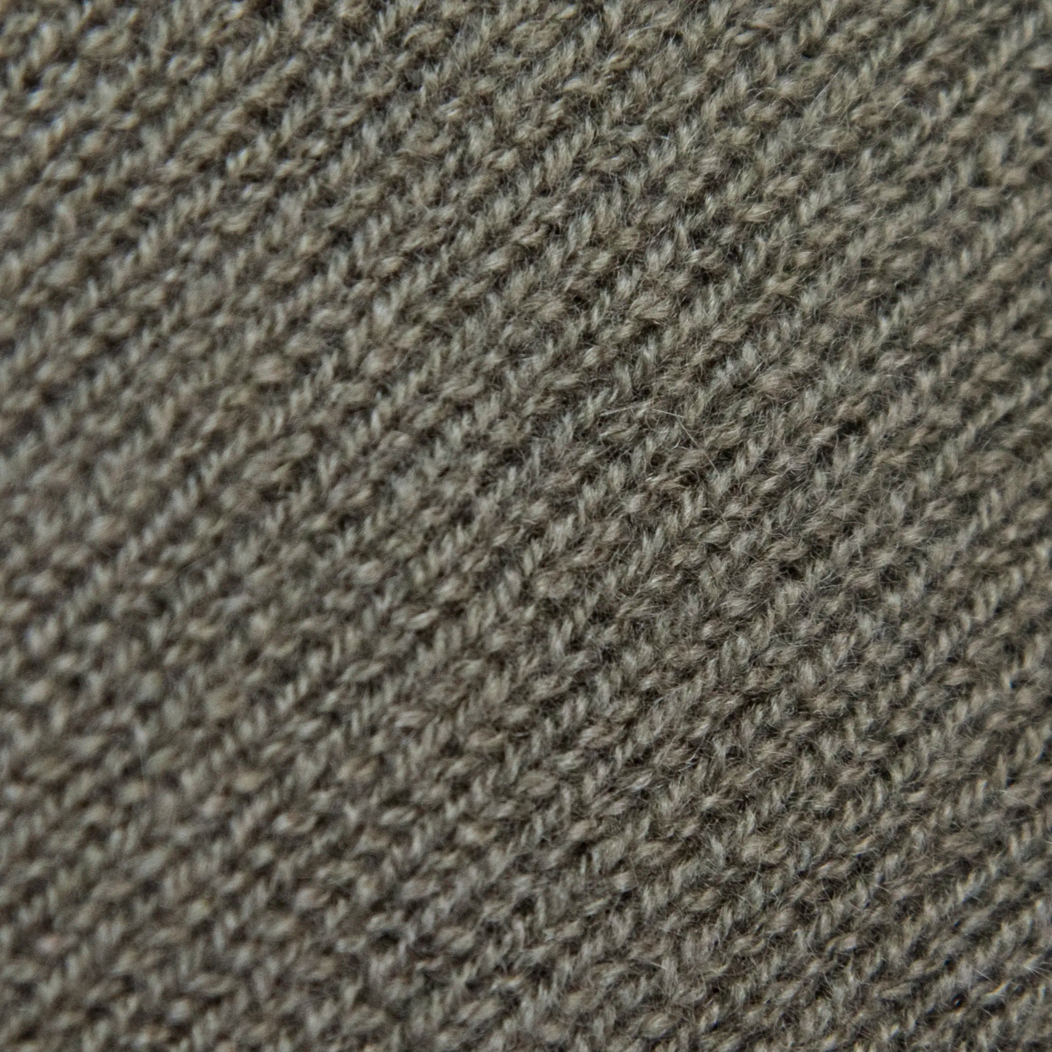 Dettagli e texture tessuto della Mantellina in 100% cashmere verde, Made in Italy, praticità e comfort con tre diverse vestibilità per ogni esigenza.