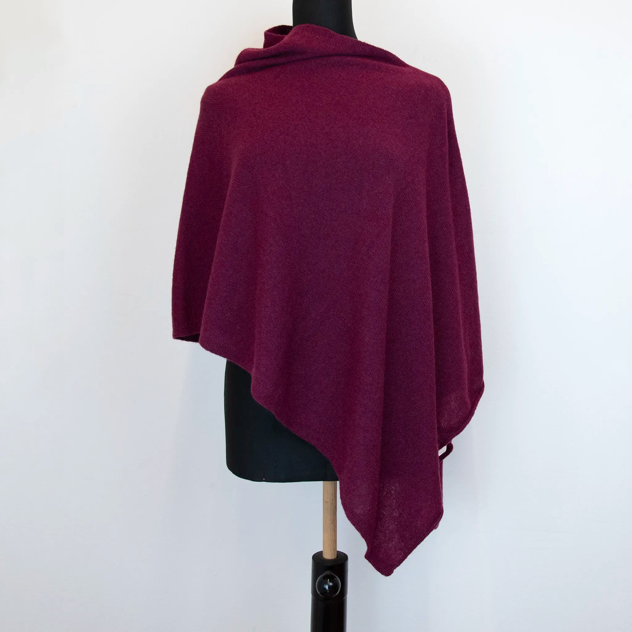 Mantellina in 100% cashmere viola, Made in Italy, praticità e comfort con tre diverse vestibilità per ogni esigenza.