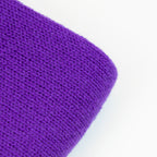 Dettaglio e texture tessuto della Mantellina in 100% cashmere viola, Made in Italy, praticità e comfort con tre diverse vestibilità per ogni esigenza.