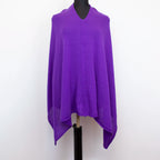 Mantellina in 100% cashmere viola, Made in Italy, praticità e comfort con tre diverse vestibilità per ogni esigenza.