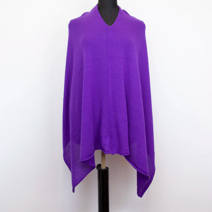 Mantellina in 100% cashmere viola, Made in Italy, praticità e comfort con tre diverse vestibilità per ogni esigenza.