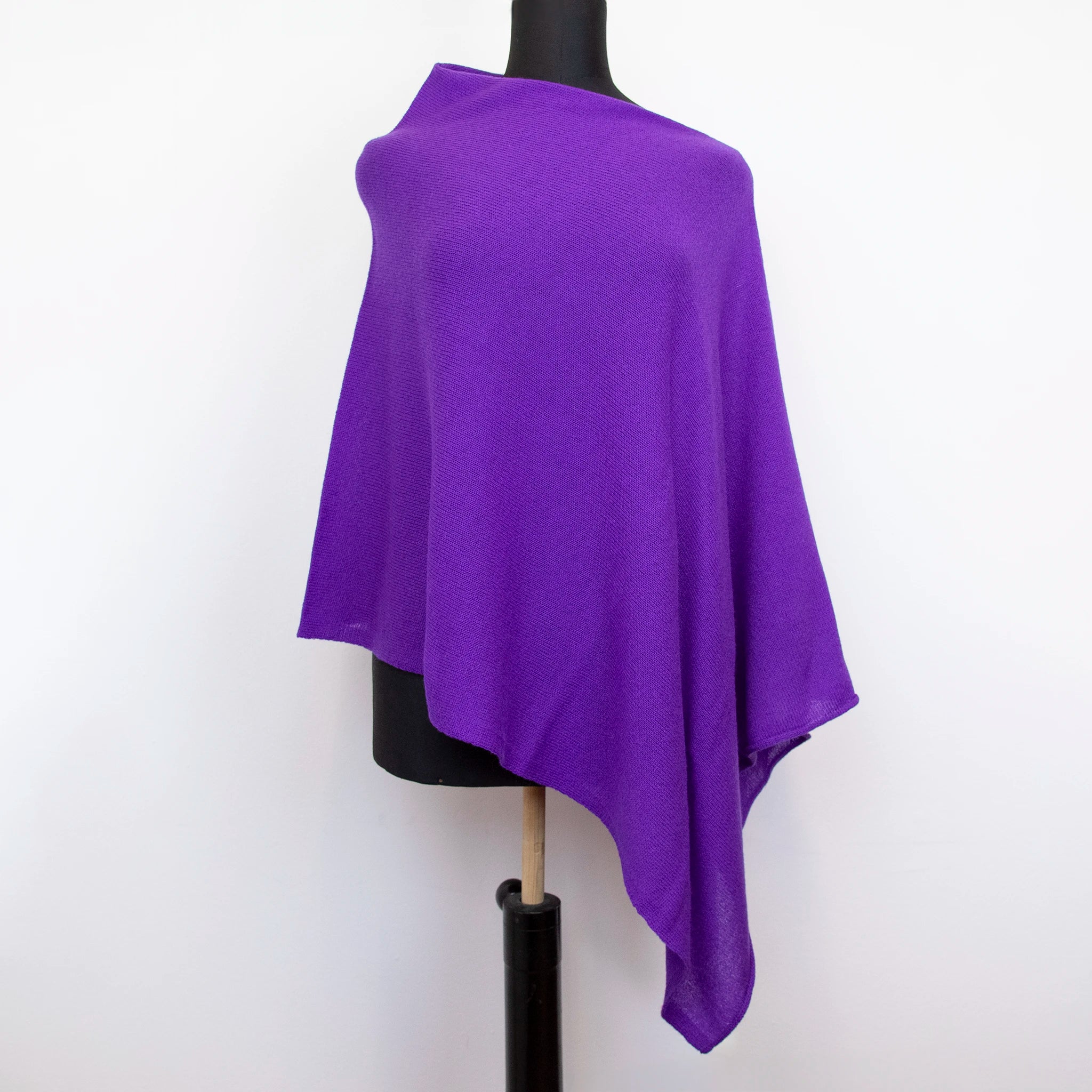Mantellina in 100% cashmere viola, Made in Italy, praticità e comfort con tre diverse vestibilità per ogni esigenza.