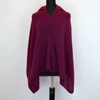 Mantellina in 100% cashmere viola, Made in Italy, praticità e comfort con tre diverse vestibilità per ogni esigenza.