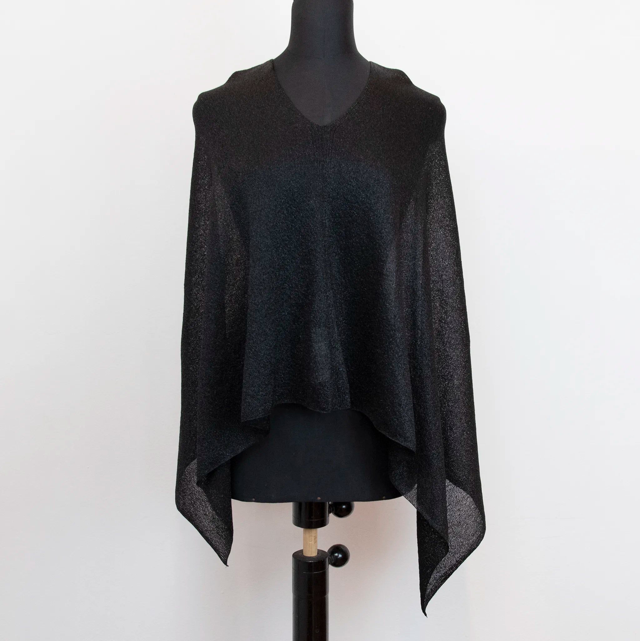 Mantellina Lamè nera, Made in Italy, praticità e comfort con tre diverse vestibilità per ogni esigenza.