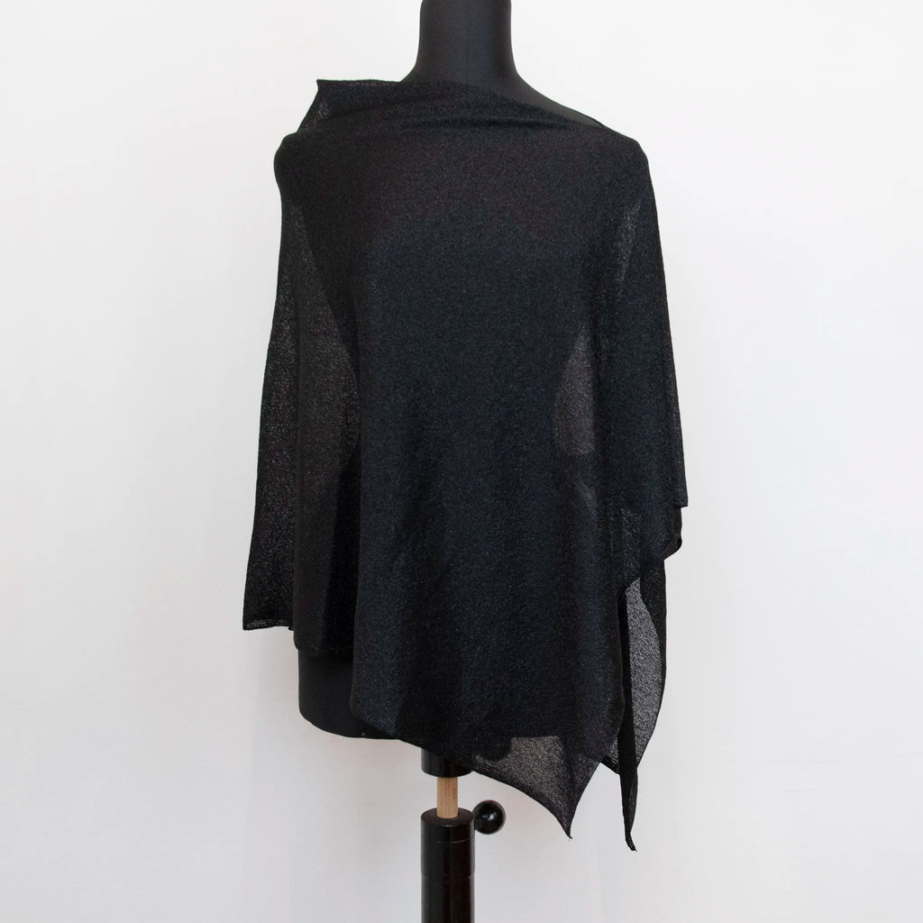 Mantellina Lamè nera, Made in Italy, praticità e comfort con tre diverse vestibilità per ogni esigenza.