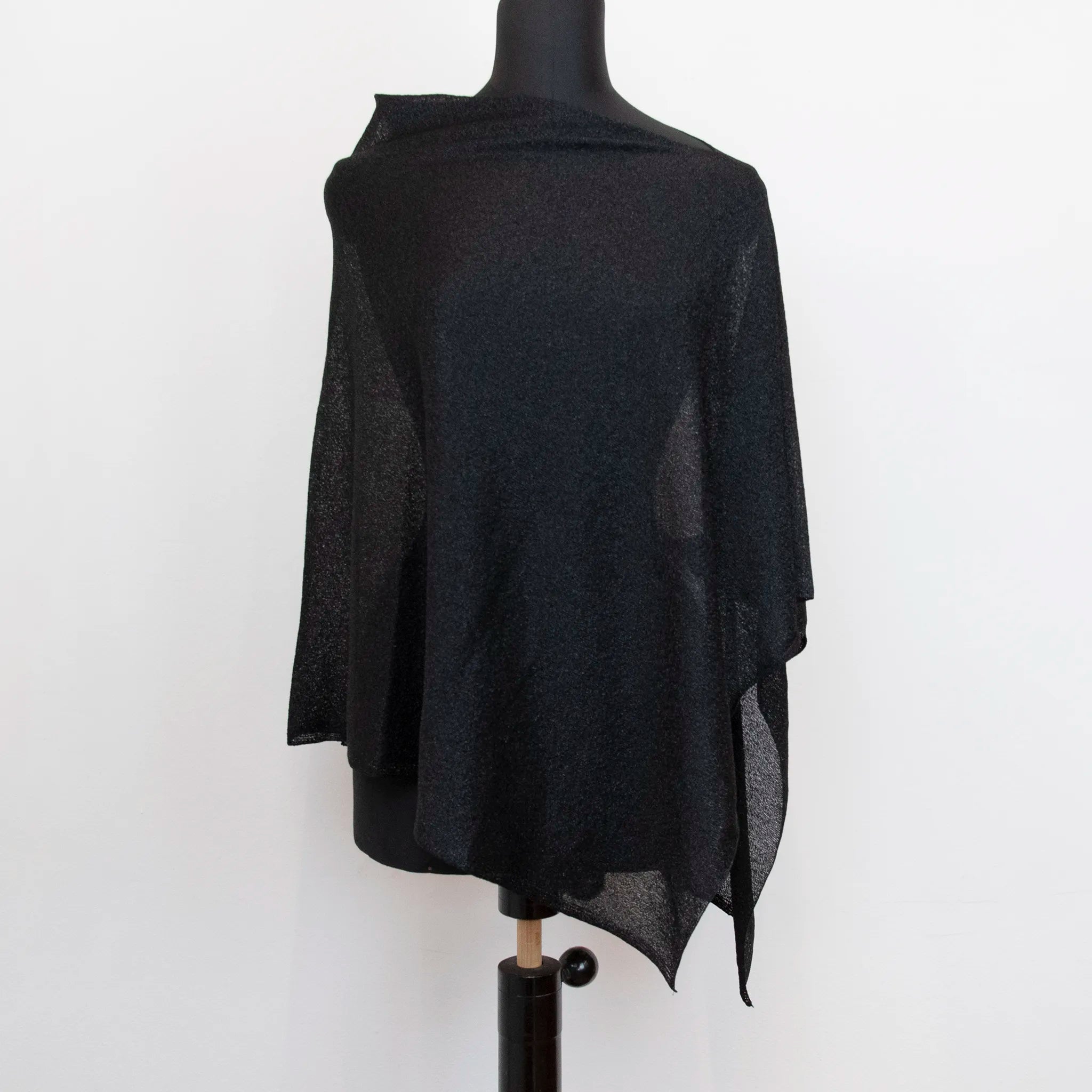 Mantellina Lamè nera, Made in Italy, praticità e comfort con tre diverse vestibilità per ogni esigenza.