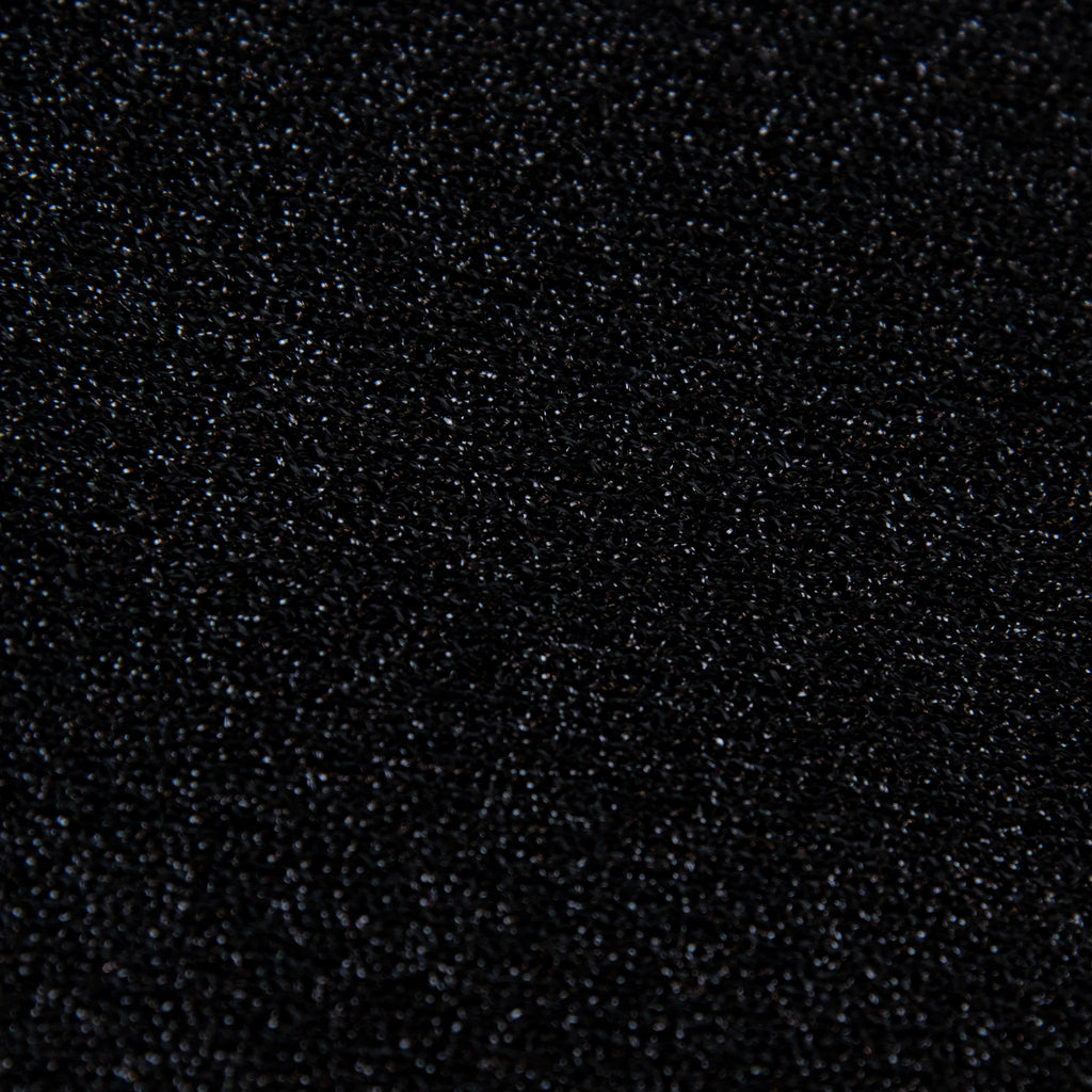 Dettagli e texture tessuto della mantellina Lamè nera, Made in Italy, praticità e comfort con tre diverse vestibilità per ogni esigenza.