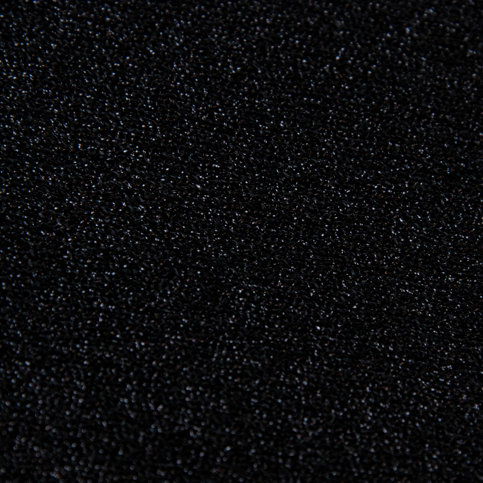 Dettagli e texture tessuto della mantellina Lamè nera, Made in Italy, praticità e comfort con tre diverse vestibilità per ogni esigenza.