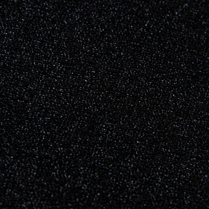 Dettagli e texture tessuto della mantellina Lamè nera, Made in Italy, praticità e comfort con tre diverse vestibilità per ogni esigenza.