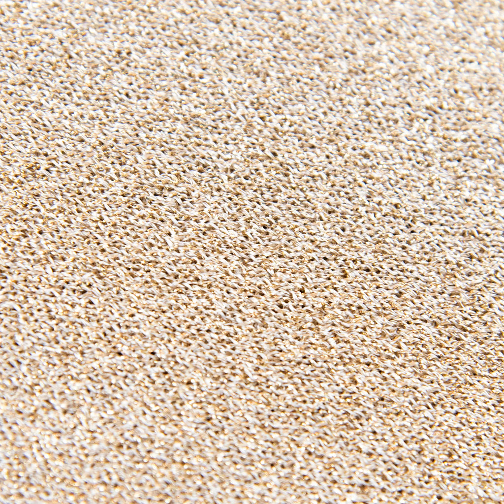 Dettagli e texture tessuto della mantellina Lamè oro, Made in Italy, praticità e comfort con tre diverse vestibilità per ogni esigenza.