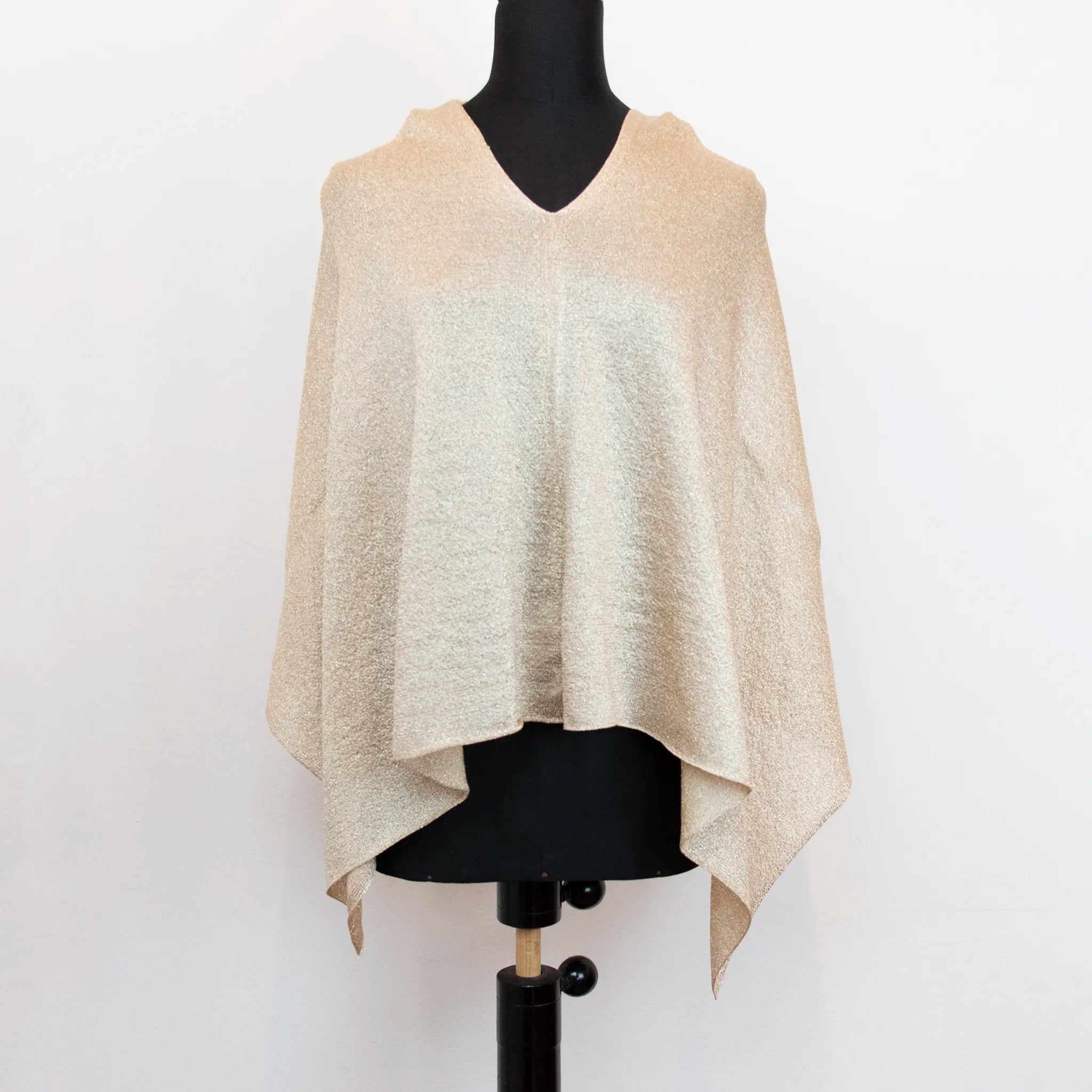 Mantellina Lamè oro, Made in Italy, praticità e comfort con tre diverse vestibilità per ogni esigenza.