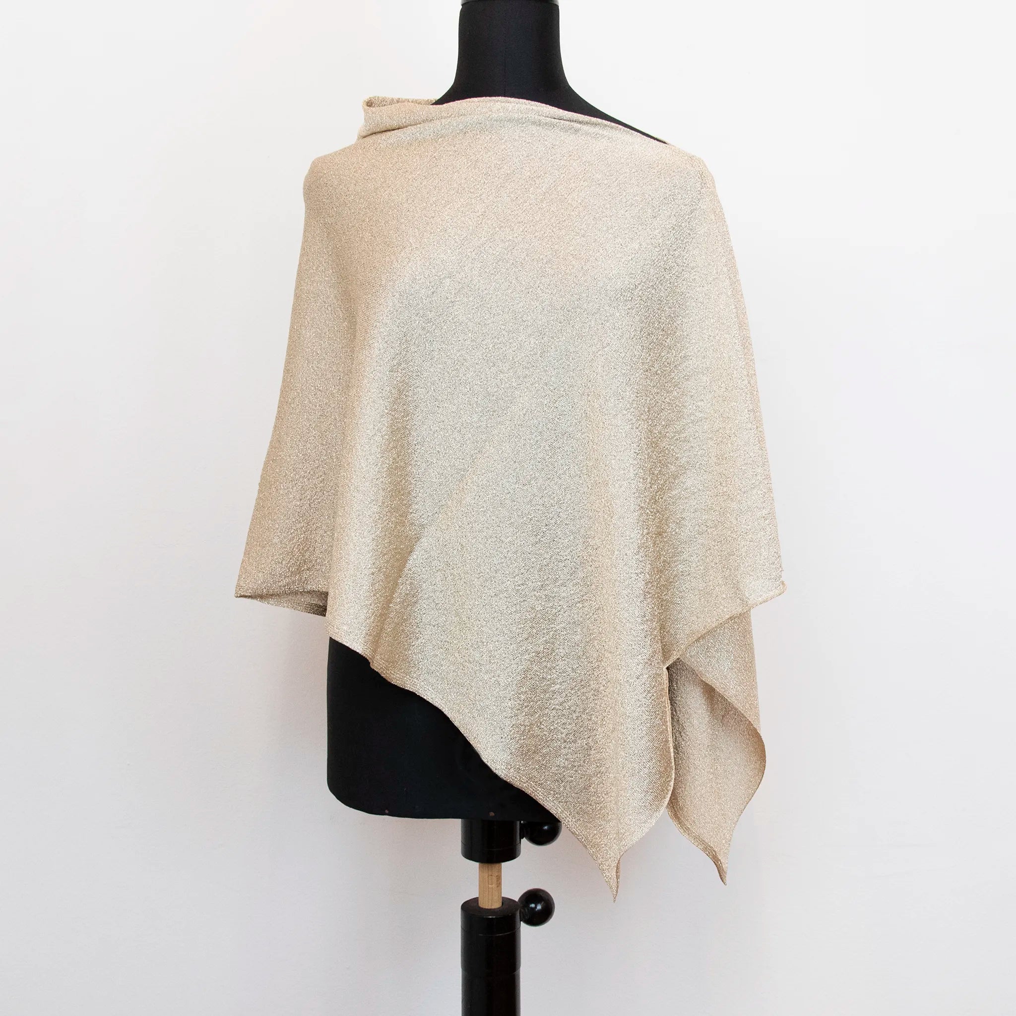 Mantellina Lamè oro, Made in Italy, praticità e comfort con tre diverse vestibilità per ogni esigenza.