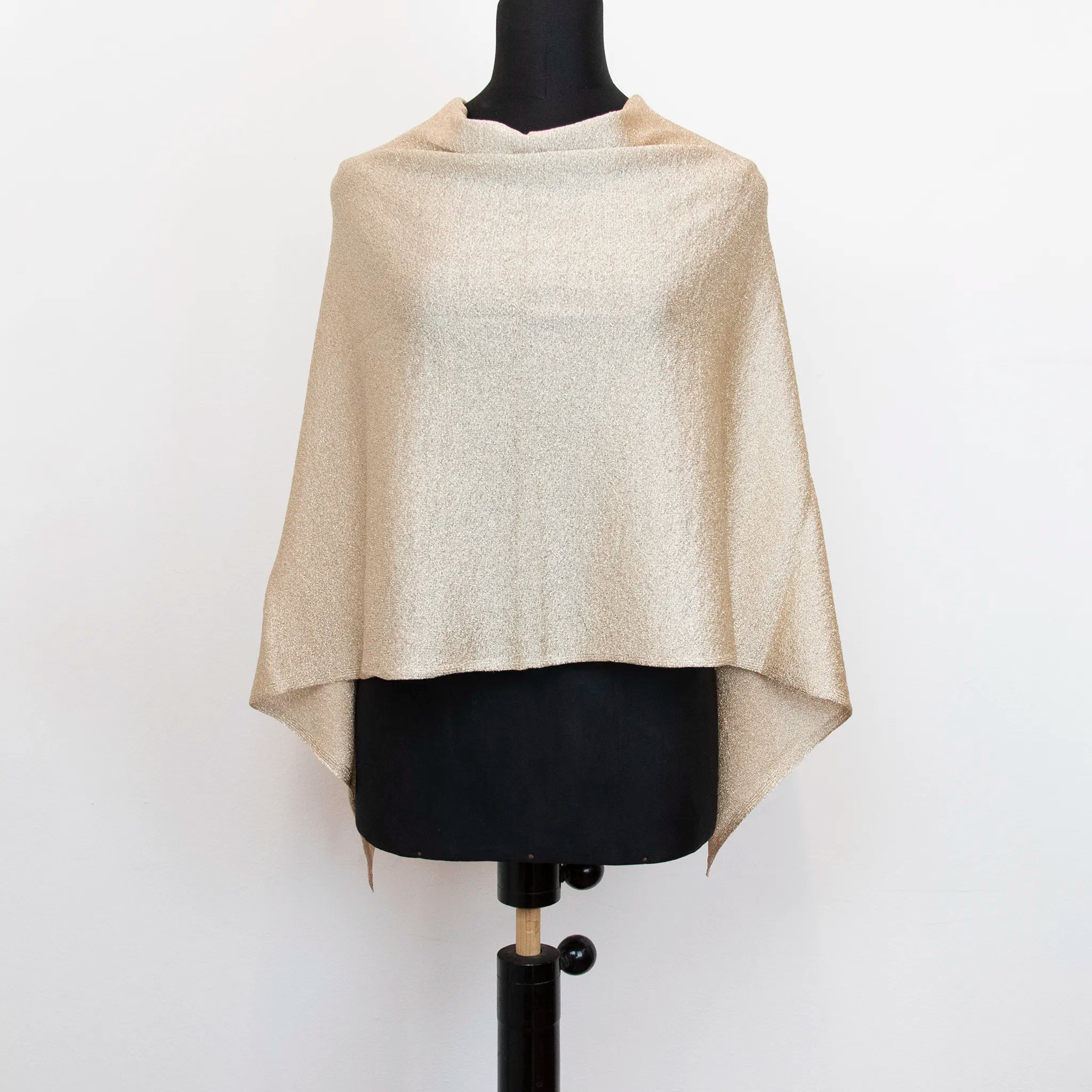 Mantellina Lamè oro, Made in Italy, praticità e comfort con tre diverse vestibilità per ogni esigenza.